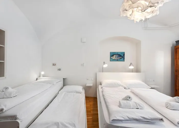 Lägenhet Rog With Furnished Courtyard