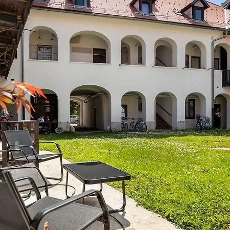 Apartmán Rog With Furnished Courtyard *