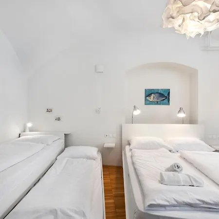 Apartmán Rog With Furnished Courtyard